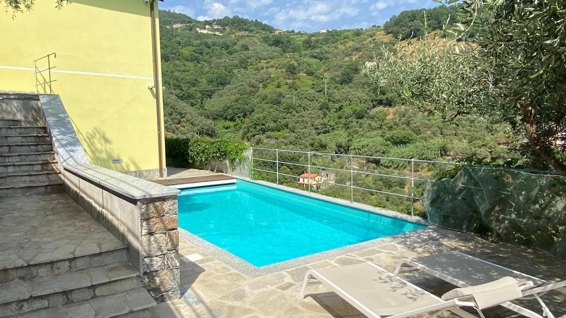 House In Paradise Bracco